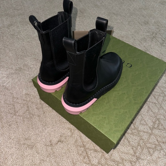 AUTHENTIC GUCCI BOOTS! 🖤 - Picture 5 of 10
